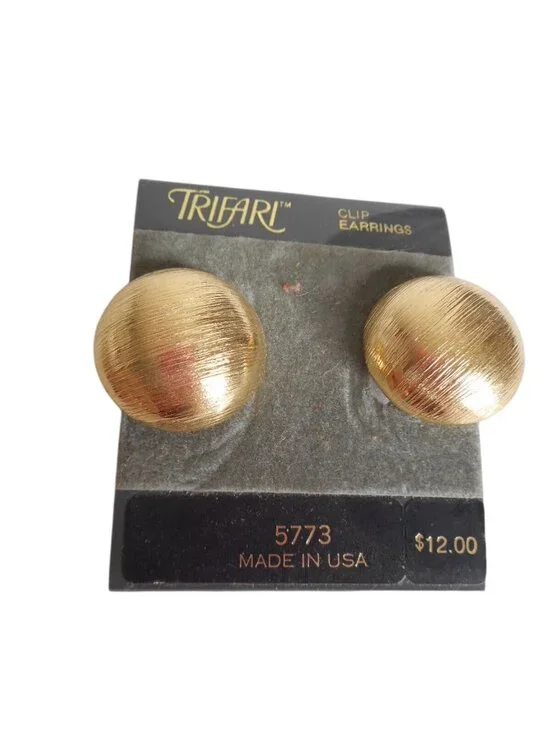 Vintage 1980s Trifari Brushed Gold tone Button Earrings Clip on Costume jewelry - Picture 1 of 3